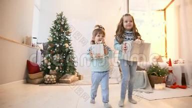 两个姐妹在圣诞节跑去给父母送礼物。